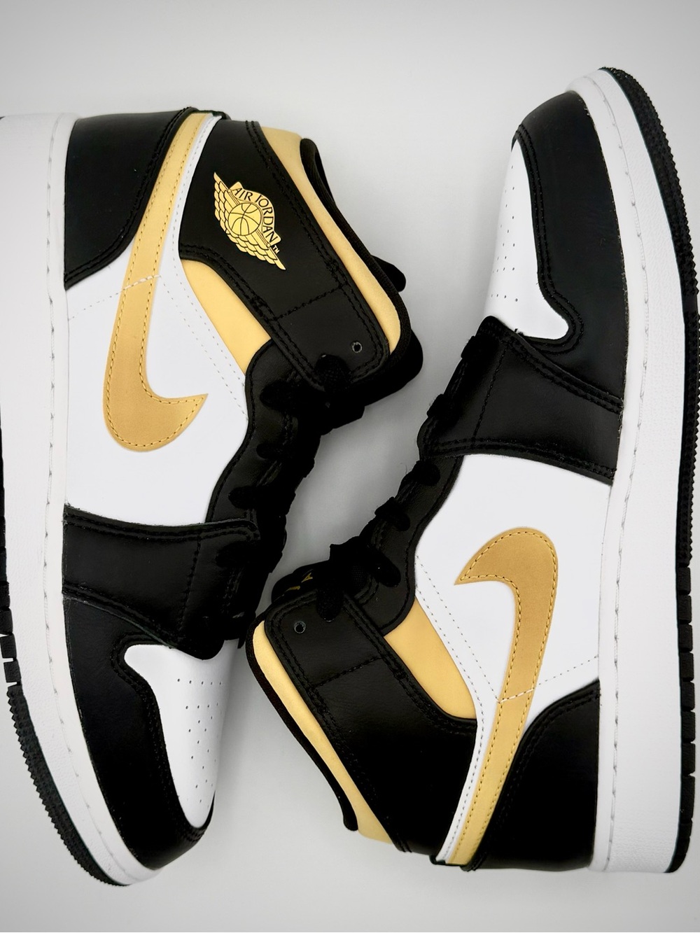 Nike Air Jordan 1 Mid-Top GS Black University Gold Wht Pollen 6.5Y/8W 554725-177